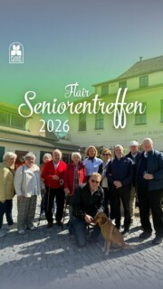 🌿 Flair Seniorentreffen – was für besondere Tage! Mit viel Freude und Dankbarkeit blicken wir auf unser traditionelles Flair Seniorentreffen zurück – Tage voller Begegnungen, Genuss und gemeinsamer Erlebnisse. 💚 Im @flairhotel.deutscheshaus am Arendsee wurden wir von der Gastgeberfamilie Bannier herzlich empfangen und durften die Altmark von ihrer schönsten Seite erleben:
✨ entspannte Spaziergänge am Arendsee
✨ historische Entdeckungen in Salzwedel – inklusive Baumkuchen-Genuss
✨ märchenhafte Momente im Duftgarten
✨ mittelalterliches Flair in Tangermünde & spannende Einblicke in die Braukunst Was dieses Treffen so besonders macht?
Die vielen Gespräche, das gemeinsame Lachen, das Wiedersehen – und das Gefühl, Teil einer echten Gemeinschaft zu sein. 👉 Echte Regionen. Echte Erlebnisse. Echte Gastgeber. Ein großes Dankeschön an alle, die dabei waren und diese Tage unvergesslich gemacht haben! 🙏 💬 Wart ihr schon einmal beim Seniorentreffen dabei und was macht es für euch so besonders? Erzählt es uns in den Kommentaren! #flairhotels #seniorentreffen #bestager #hoteliersausleidenschaft #FLAIRaufInsta