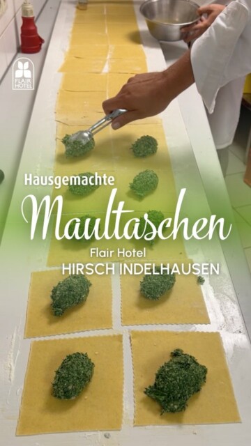 🥟 Hausgemacht. Schwäbisch. Unwiderstehlich.  In unserem Flair Hotel @hirsch_indelhausen dreht sich alles um echte Handarbeit und um ein Gericht, das man einfach lieben muss: hausgemachte schwäbische Maultaschen.  Mit viel Sorgfalt gefüllt aus gemischtem Hackfleisch, Zwiebeln, Brot, Petersilie, Eiern und feinen Gewürzen entstehen hier echte Klassiker, die das ganze Jahr über auf der Speisekarte stehen – und bei Gästen besonders beliebt sind.  📖 Auf Schwäbisch heißen sie übrigens „Herrgottsbscheißerle“. Der Legende nach haben Mönche im Kloster das Fleisch in der Fastenzeit einfach im Nudelteig „versteckt“ – und so entstand diese köstliche Spezialität.  💚 Und natürlich kommen auch Vegetarier auf ihre Kosten: Die hausgemachten Spinatmaultaschen stehen ebenfalls ganzjährig auf der Karte und erfreuen sich genauso großer Beliebtheit.  🤤 Wer bekommt jetzt auch sofort Hunger?
Markiere jemanden, der Maultaschen liebt – oder schick das Reel direkt an diese Person weiter!  #flairhotels #flairhotelhirsch #schwäbischeküche #maultaschen #FLAIRaufInsta