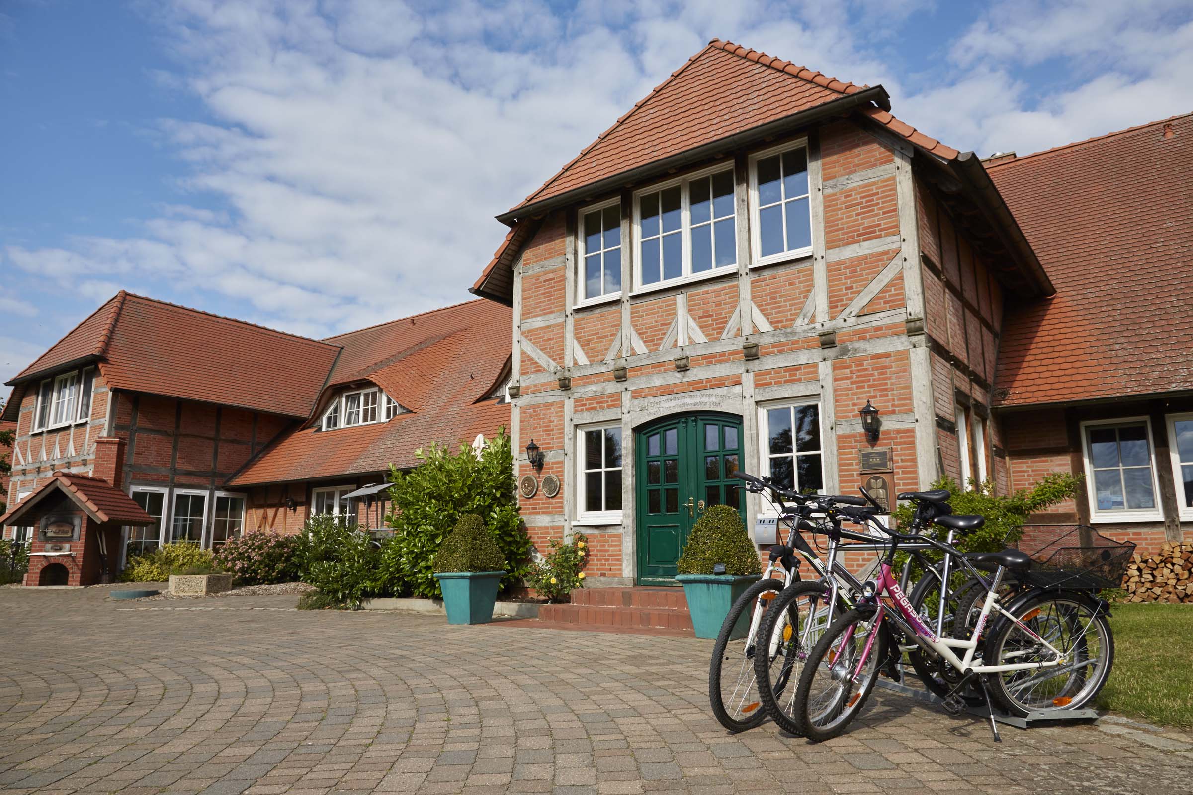 Flair Seehotel Zielow als Hotel an der Müritz mit Fahrrädern vor dem Eingang