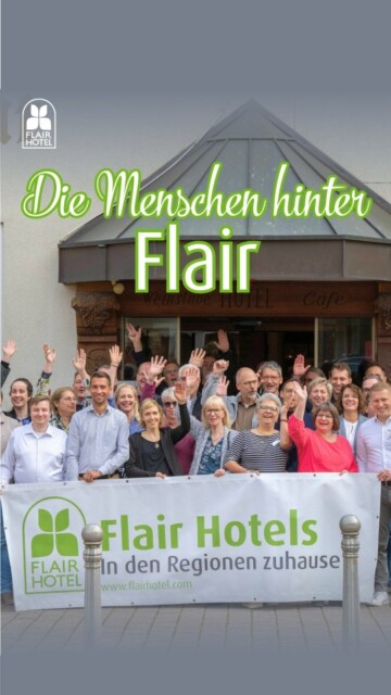 🤝 Flair ist mehr als eine Kooperation – Flair ist Familie.  Wenn Flair-Mitglieder aufeinandertreffen, passiert etwas, das man schwer erklären, aber sofort spüren kann: echter Zusammenhalt, ehrlicher Austausch und tiefe Freundschaft und Kollegialität.  Hier gibt es keine Konkurrenz, kein Gegeneinander.
Hier treffen Menschen auf Menschen, die verstehen, wie sich Hotelalltag wirklich anfühlt — mit all seinen Herausforderungen, Visionen und Erfolgen.
Und genau deshalb trägt Flair: Wir stehen füreinander ein. Wir lernen voneinander. Wir wachsen miteinander.  ✨ Neugierig geworden?
Schreibe MENSCHEN in die Kommentare und wir schicken dir unverbindliche Infos, wie du Teil dieser besonderen Hotelgemeinschaft werden kannst.  #flairhotels #hotelkooperation #gemeinsamstark #indenregionenzuhause #FLAIRaufInsta  Gastgeber: @weinstube.lochner
Fotos: @ute_sievers_fotografie